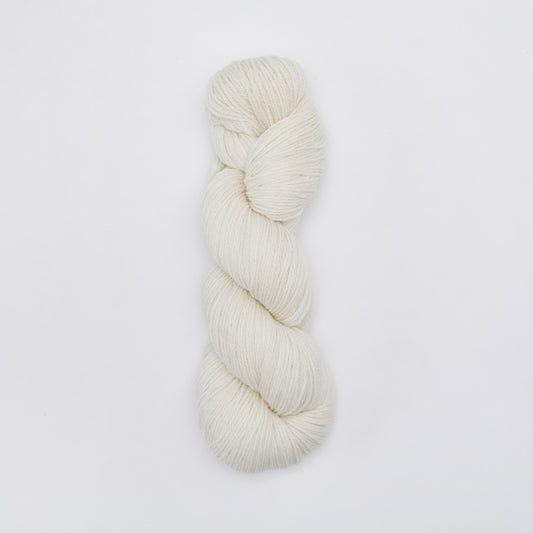 Kinua The Fingering Luxury Blend yarn ball in soft, high-quality yarn with a smooth texture and vibrant color.