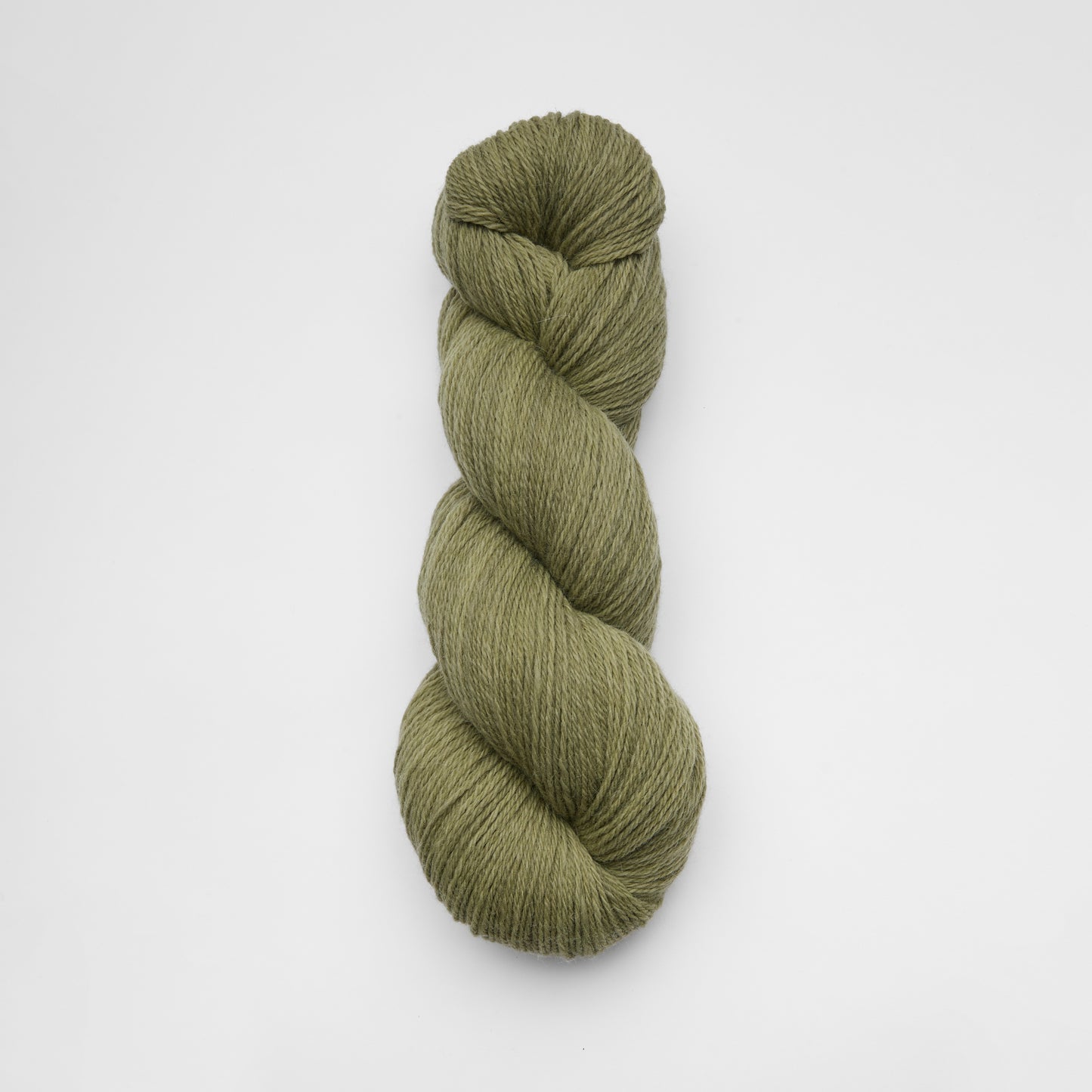 Kinua Fingering Luxury Blend yarn in green, showing soft, textured fiber with vibrant color and fine knitting detail.