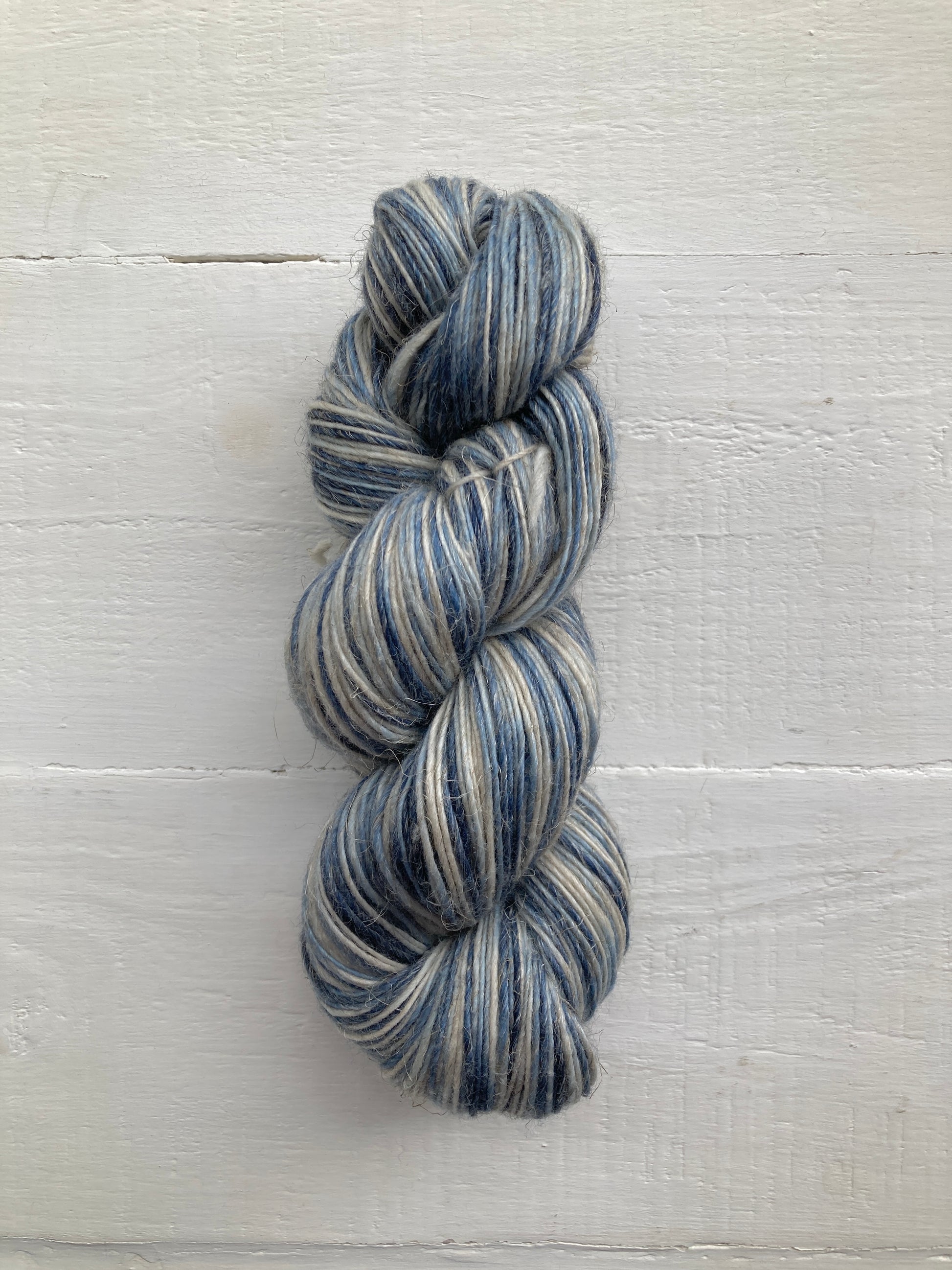 Manos del Uruguay Milo yarn skein in Cielo color, soft and vibrant wool for knitting and crochet projects.