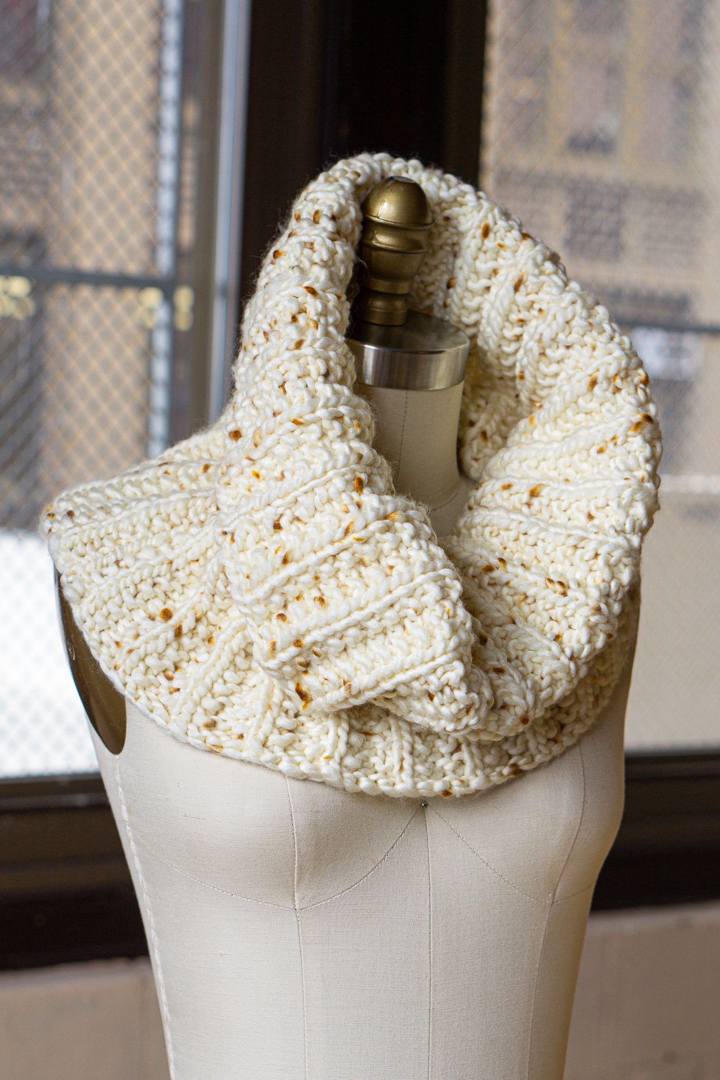 Seeded Rib Stitch Cowl (F176)